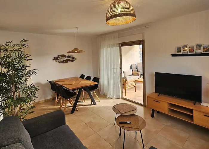 Esmeralda 2 Bedrooms 3 Pool & Parking